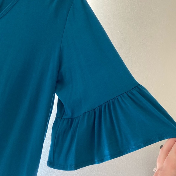 Adorable top - Picture 2 of 4